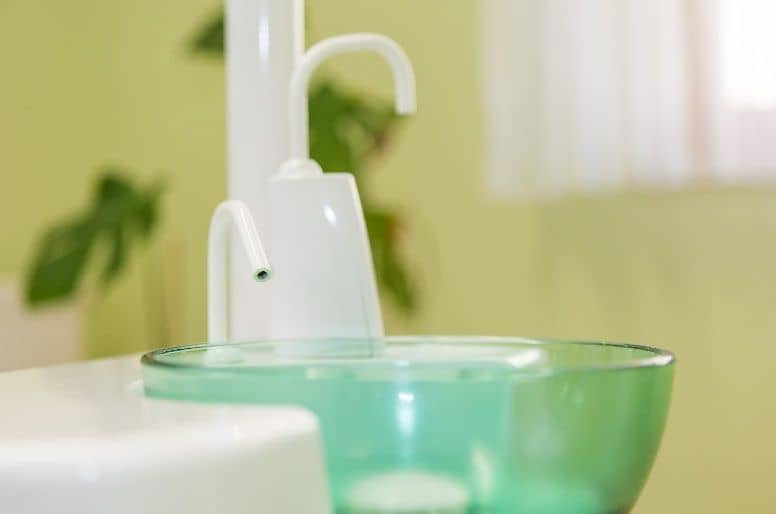 Eine Nahaufnahme eines Wasserspenders im Behandlungszimmer der Praxis